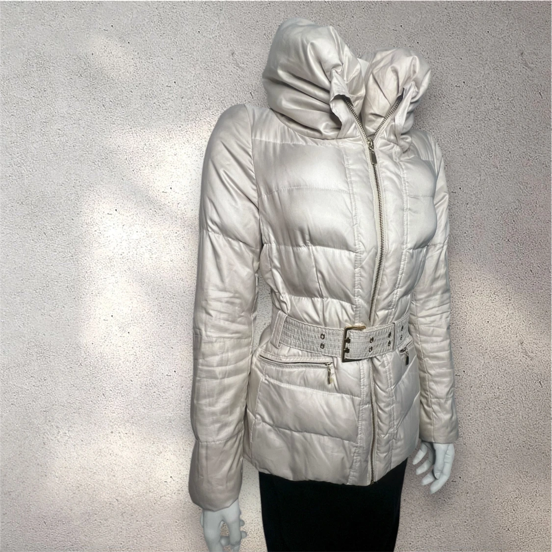 Beige pufferjacka med bälte - 1