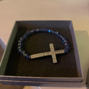 Blått korsarmand - Det är använt några gånger och säljs pågrund av att det är mitt ex som har gett mig de😊 det är köpt i Grekland