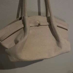 Jättefin beige väska  - Fin väska me fack inuti 🤎