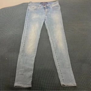 Ljusblå  jeans från Jacob Cohen - Snygga ljusblå jeans från Jacob Cohen i klassisk femficksmodell. Jeansen har skinny passform och är tillverkade i mjukt denimtyg med lätt slitna detaljer framtill. Perfekta för en avslappnad och trendig look.