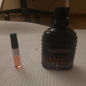 Valentino Born In Roma Intense 5ml - Snygg och trendig parfym från Valentino. 5ml sample för 69kr!