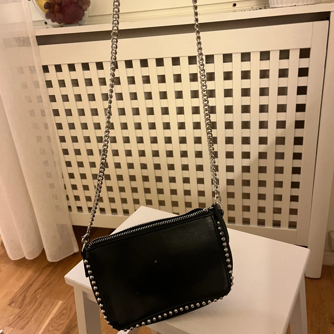 Svart axelväska med kedja och nitar - 1