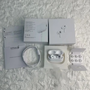 AirPods Pro - Snygga och välbevarade Apple AirPods Pro med MagSafe-laddningsetui, aktiv brusreducering och flera öronproppar. Komplett med originalförpackning, manual och laddningskabel. Inga synliga defekter eller slitage, allt ser ut att vara i mycket gott skick.