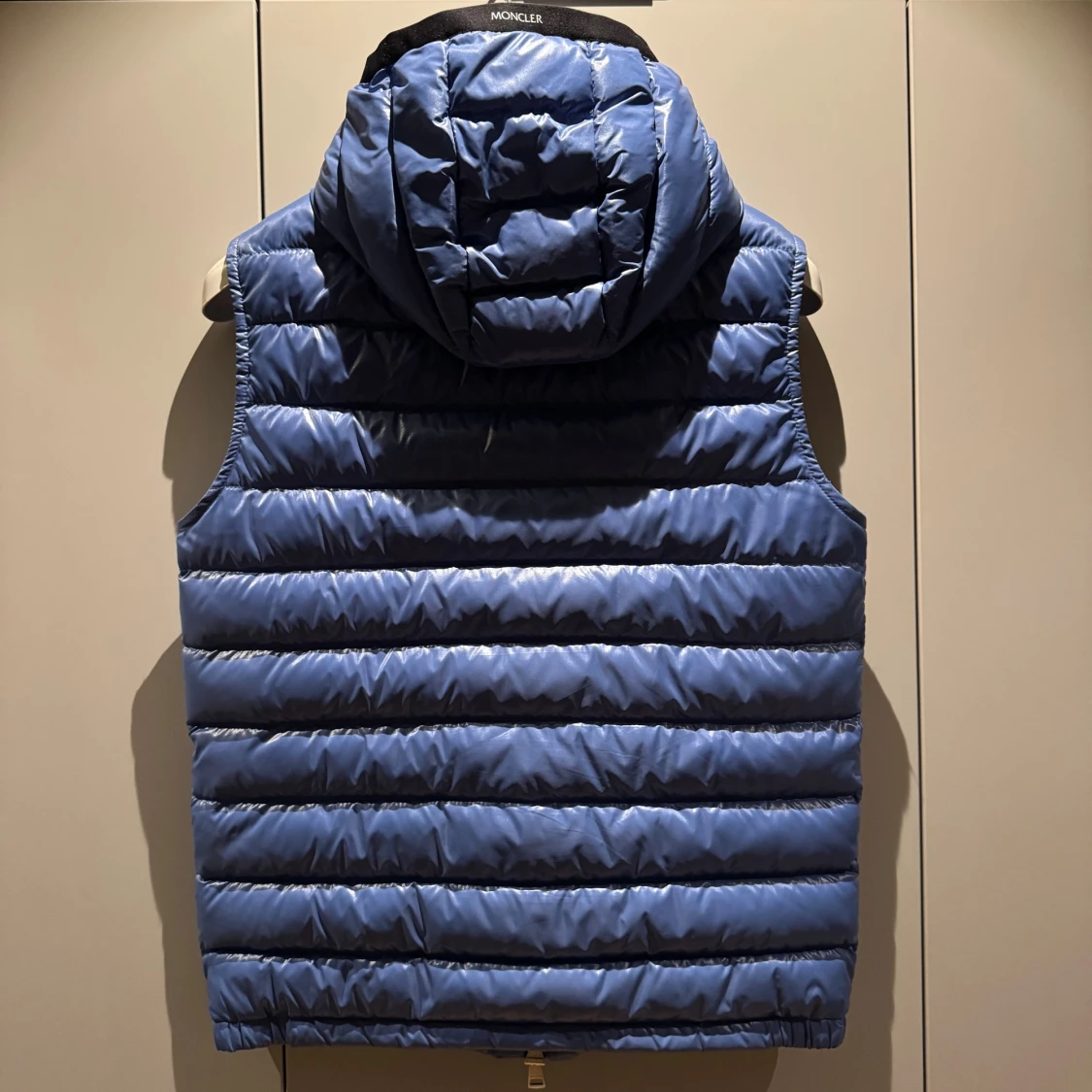 Blå dunväst med huva från Moncler - 1