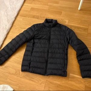 Svart dunjacka - Svart Ultra Light Down dunjacka i storlek S. Sparsamt använd och i mycket bra skick. Hör av er vid frågor🌟