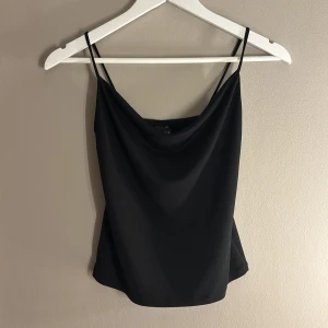 Fest Linne - Älskar, tyvärr för liten för mig! Går ner vid brösten.