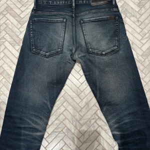 Mörk blå selvedge jeans - Säljer ett par snygga och sällsynta jeans från Crocker! Mörkblåa färgen med den snygga Selvedge tvätten. 👖Finns inga defekter. Storleken är 29/32. De är uppsydda just nu till 29/30 för att de ska sitta bra i längden för mig. Passar mig perfekt som är 171 med en lite archive look. ✅Skriv till mig om du har några funderingar!