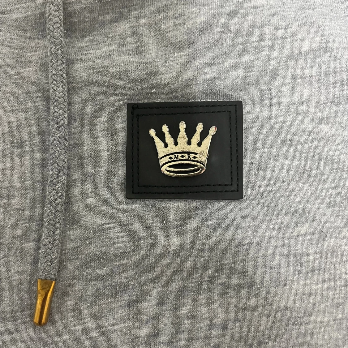 Grå hoodie med gulddetaljer från M.R - 1