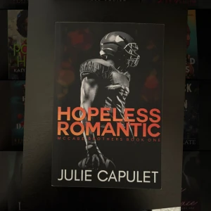 Hopeless Romantic - En sportig och romantisk bok med en amerikansk fotbollsspelare på omslaget. Perfekt för dig som gillar kärlekshistorier med sporttema och vill ha en spännande läsupplevelse. Första delen i McCabe Brothers-serien.