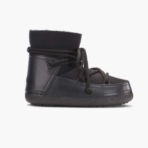 Svarta Inuikii boots - Svarta Inuikii boots med rund tå och platt sula, fodrade med mjuk päls på insidan. Yttermaterialet är en mix av skinn och syntet, och skorna har grova snören som går runt hela skon. Perfekta för kalla vinterdagar och riktigt mysiga att ha på sig! Endast använda några få gånger förra vintern. ❄️Hör av dig för fler bilder!