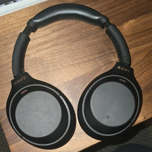 Sony WH-1000XM4 - Sony WH-1000XM4 trådlösa over-ear hörlurar med aktiv brusreducering. Svart färg, bekväm passform och mjuka öronkuddar. NFC och touchkontroller. Hörlurarna ser ut att vara i mycket gott skick utan synligt slitage eller defekter. Priset är förhandlingsbart 