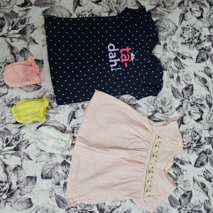 2 bebisklänningar + 3 handskydd - Säljer två gulliga barnklänningar!