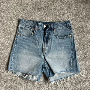 Högmidjade jeansshorts Brock x H&M - 🤍Högmidjade jeansshorts från Brock Collection x H&M i klassisk blå denim med fransiga benslut 🤍