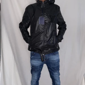 L.V jacka strl M svart - Helt ny. Fin replika med grym kvalitét. Modellen är 175 cm lång. Pris: 1399kr. Först till kvarn. Skickas direkt inom 24h