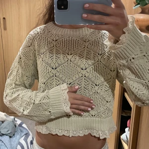 Söt tröja från zara - Jag på bilden är ca 169cm. Kontakta du vill köpa, priset kan diskuteras!!!! Haft på min väldigt få gånger