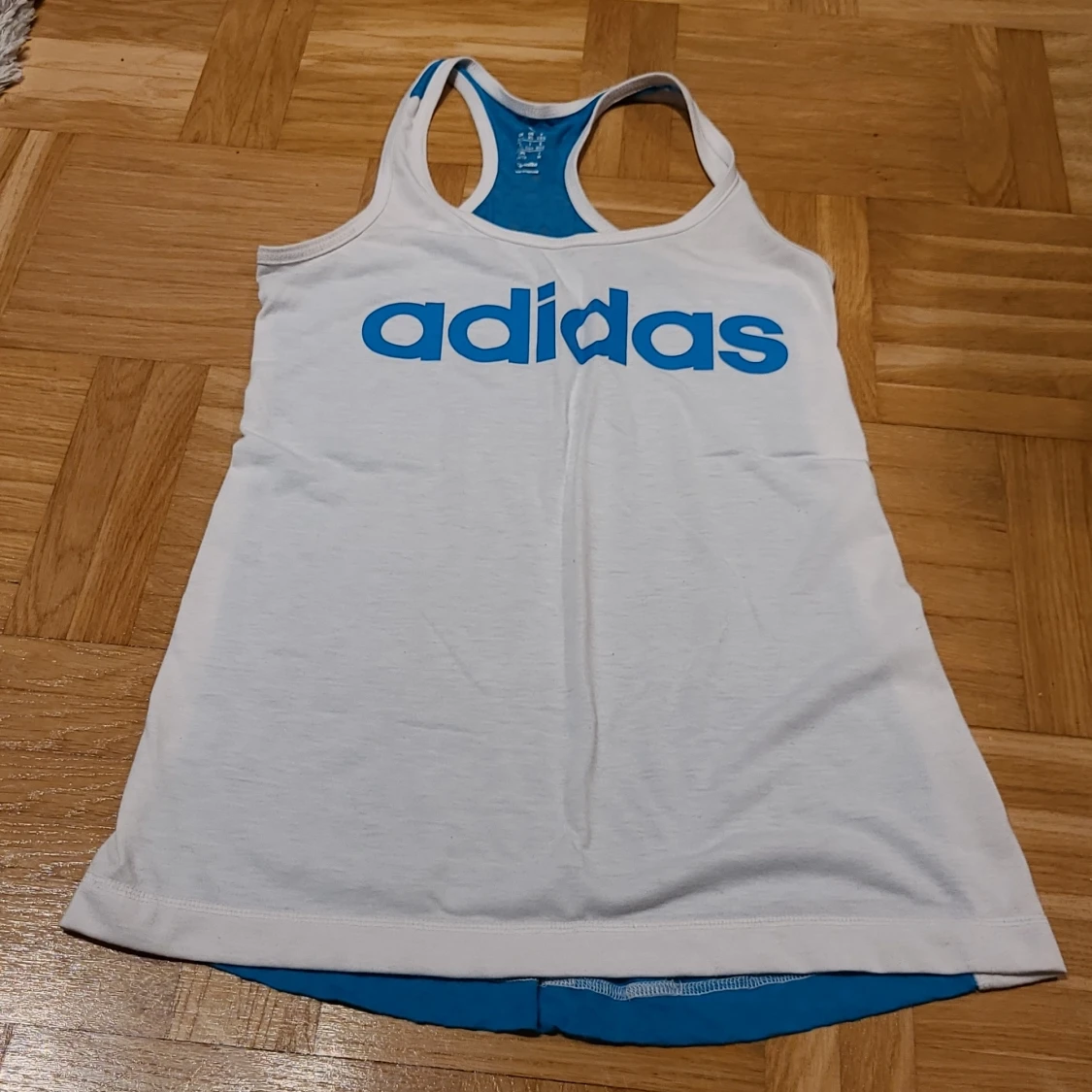 Vit och blå linnetopp från Adidas