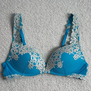 Intimissimi push-up bh - Supersnygg och eftertraktad push-up bh från intimissimi. Väldigt fint skick men liite nopprig på insidan, men inget man lägger märket till 🩵🩵Passar även 75C🩵