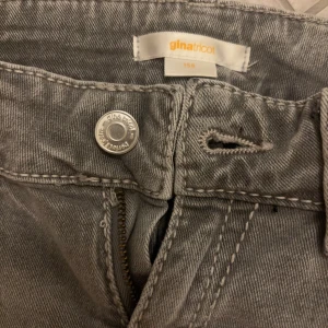 grå low waist bootcut jeans  - skitsnygga low bootcut grå jeans från Gina. Säljer då de tyvärr är för små! Strl 158- tror de ej går att köpa längre på gina heller💞skriv för frågor m.m