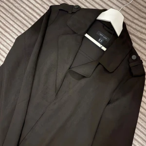 Svart kappa  - Oanvänd i storlek M men funkar bra som S. Materialet är i mocka 