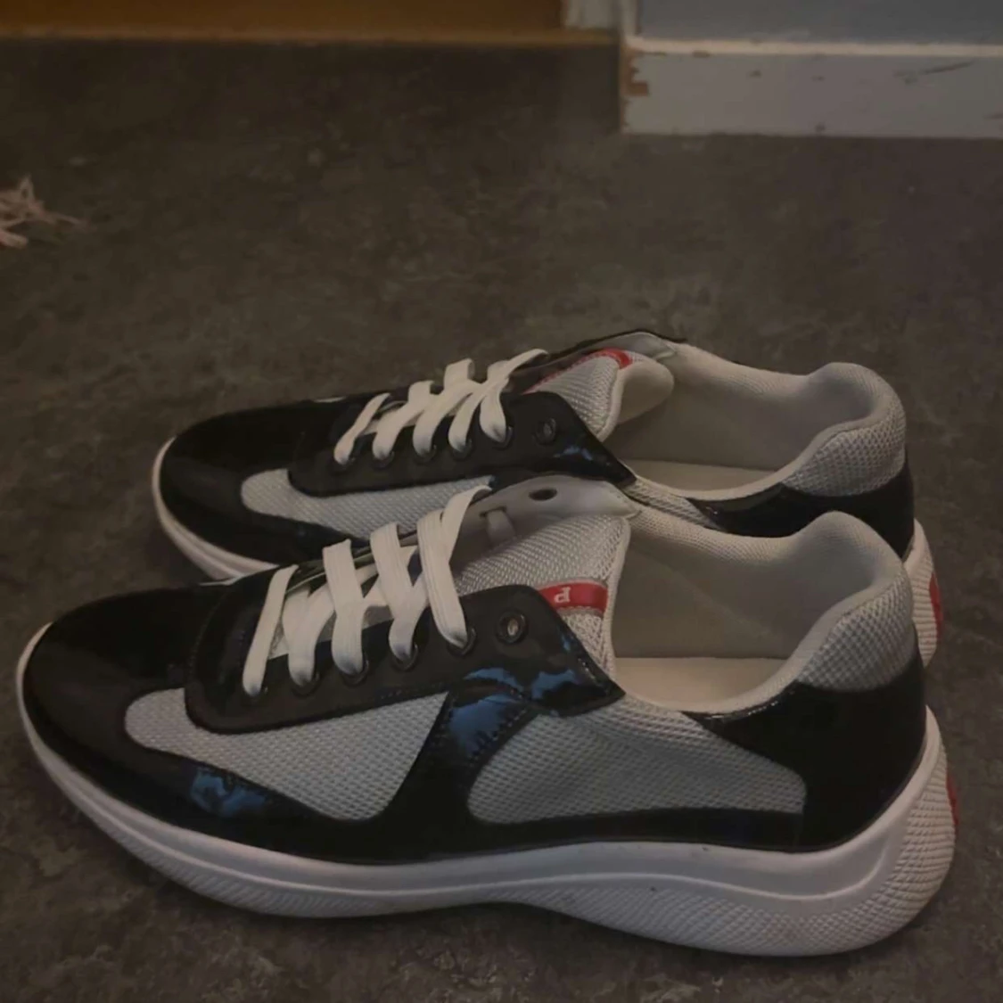 Prada sneakers svart och vit mesh - 1