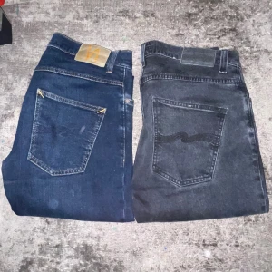 Blåa nudie jeans 31/32 - Två par Nudie Grim Tim. Alla i storlek Waist 31 längd 32. Alla har ett hål i grenen, detta kan fixas gratis i nudies butik eller enkelt hemma men orkar inte det. Kan säljas enskild. Skriv så skickar jag bilder på jeansen. Pris kan diskuteras 
