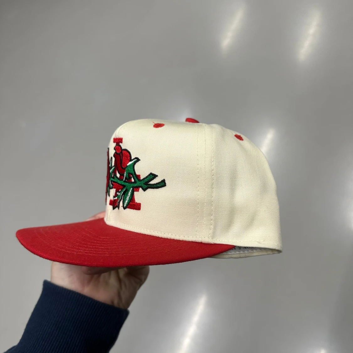 Röd och vit keps med rosbroderi - 1