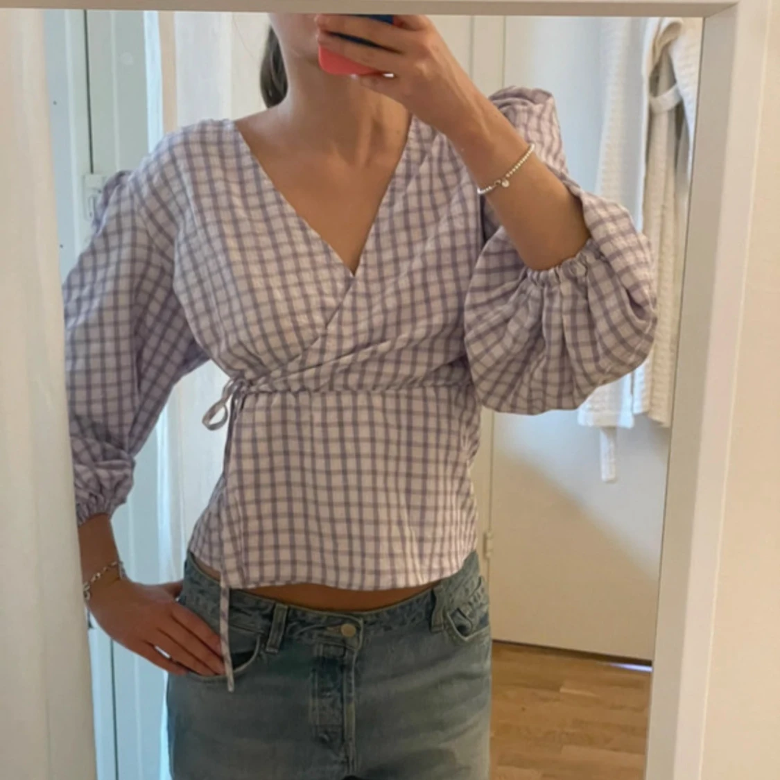 Ljuslila rutig omlottblus med puffärm - 3