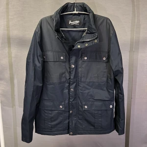 Field jacket M med foder - Supersnygg field jacket med foder! Alltså varm o skön! Size M! Modellen är 180 lite stor! Hör av dig vid frågor! 🤩