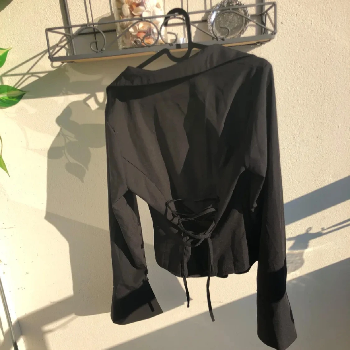 Svart skjorta med snörning i ryggen - 1