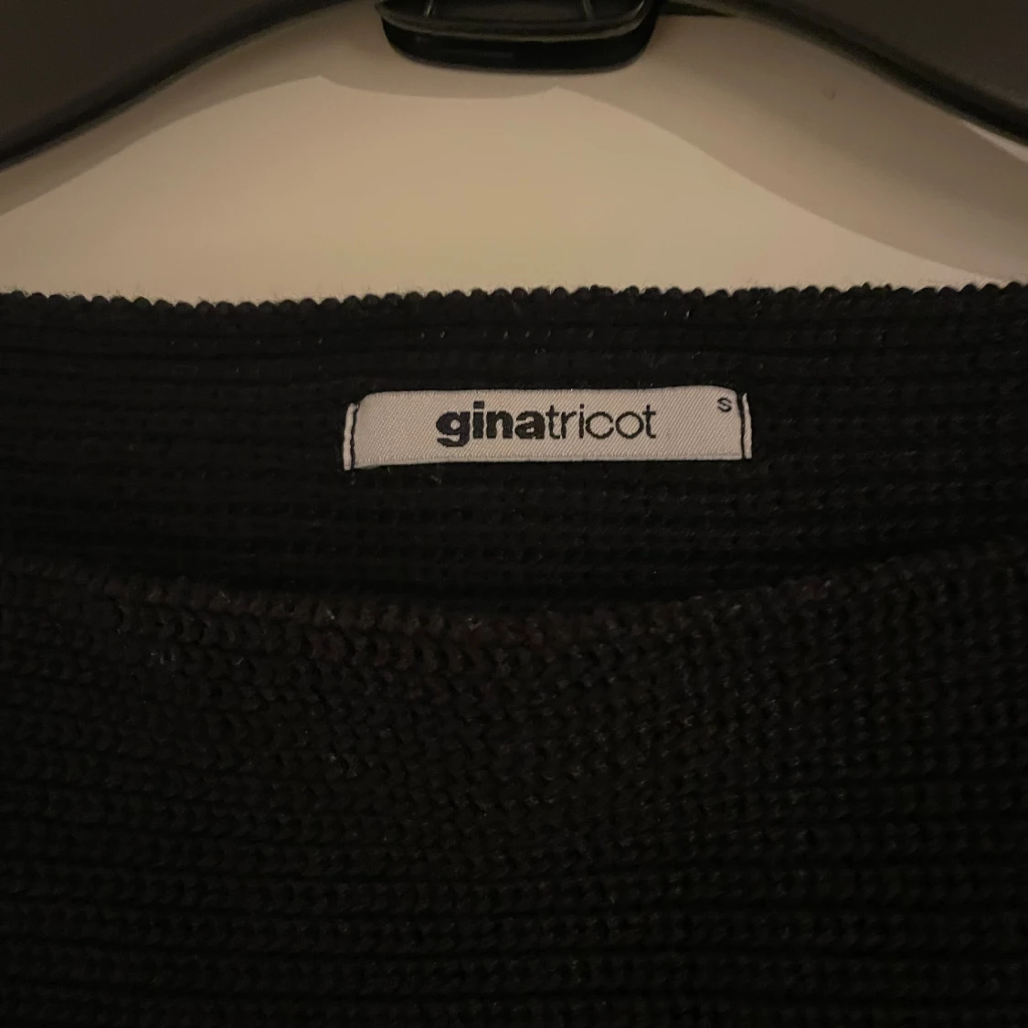 Svart stickad topp från Gina Tricot - 2