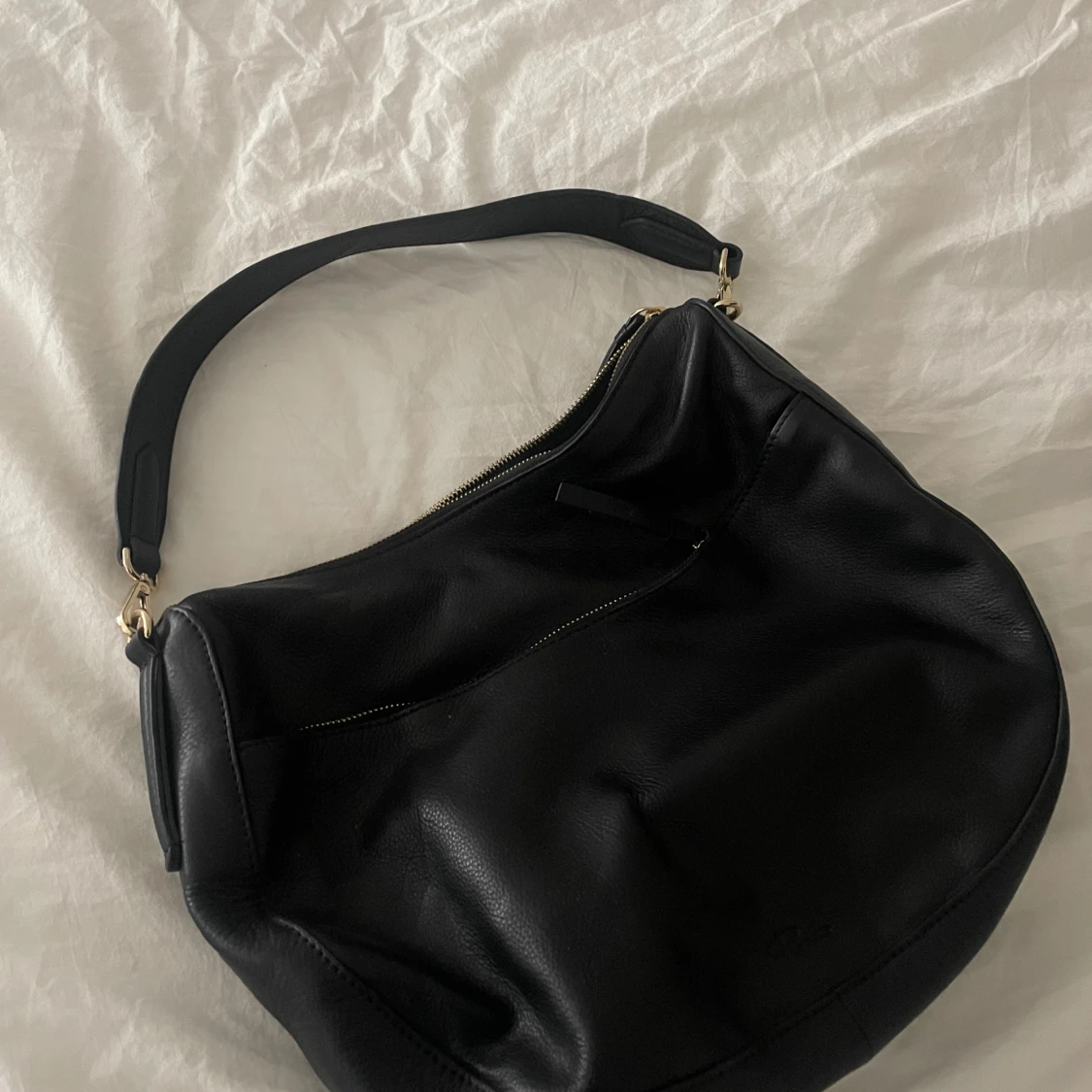 Svart axelväska i skinn med dragkedja