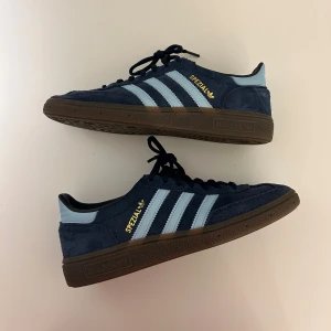 Adidas Spezial sneakers marinblå - Säljer mina Adidas Spezial sneakers i marinblå, storlek 39 1/3. Som nya, knappt använda! 💕