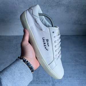 Saint Laurent skor - Stilrena cream ysl | topp skick 9,5/10 använda nån gång bara | endast skorna ingår | storlek 44 passar större | skriv vid frågor 