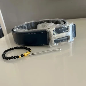 Mörkblått H bälte  - Säljer mitt herrmes bälte 115cm helt nytt. Armband ingår. Hör av er vid frågor och funderingar 