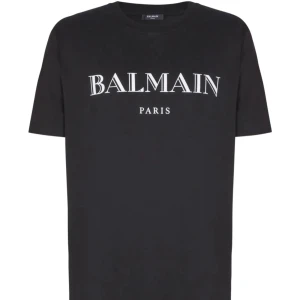 Svart Balmain Paris t-shirt - Svart t-shirt från Balmain med klassisk rund hals och vit logotyptext 'BALMAIN PARIS' framtill. T-shirten har en rak passform och är tillverkad i mjuk bomull, perfekt för en clean och stilren look.