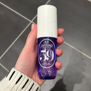Sol de Janeiro Cheirosa 59 Mist - Fräsch och trendig body mist från Sol de Janeiro, Cheirosa 59. Perfekt storlek på 90 ml att ta med i väskan. Sista bilden visar hur mkt som är kvar❤️