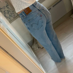 Levi's Ribcage Straight ljusblå jeans - Säljer ett par Levi's Premium Ribcage Straight jeans i ljusblå. Modellen har raka ben och klassiska fem fickor. Använda fåtal gånger, ordinarie pris 1400kr. Innerbenslängd 80cm.
