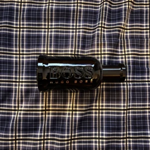 Hugo boss bottled parfum ml 100 ny - Stilren parfym från Hugo Boss i svart flaska. Perfekt för dig som gillar klassisk design och vill ha något som sticker ut i badrumshyllan. Märket syns tydligt på flaskan. Volym och ingredienser framgår ej. 