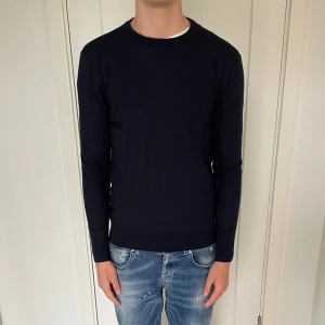 John Henric tröja  - Säljer nu denna mörkblåa John Henric tröja som är riktigt bra skick, skriv för fler bilder/frågor🙌🏼