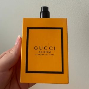 Gucci Bloom Parfym di Fiori 100 ml - Parfym. Gucci Bloom Profumo di Fiori, 100 ml men använd till strecket (se andra bild). Ej lock till