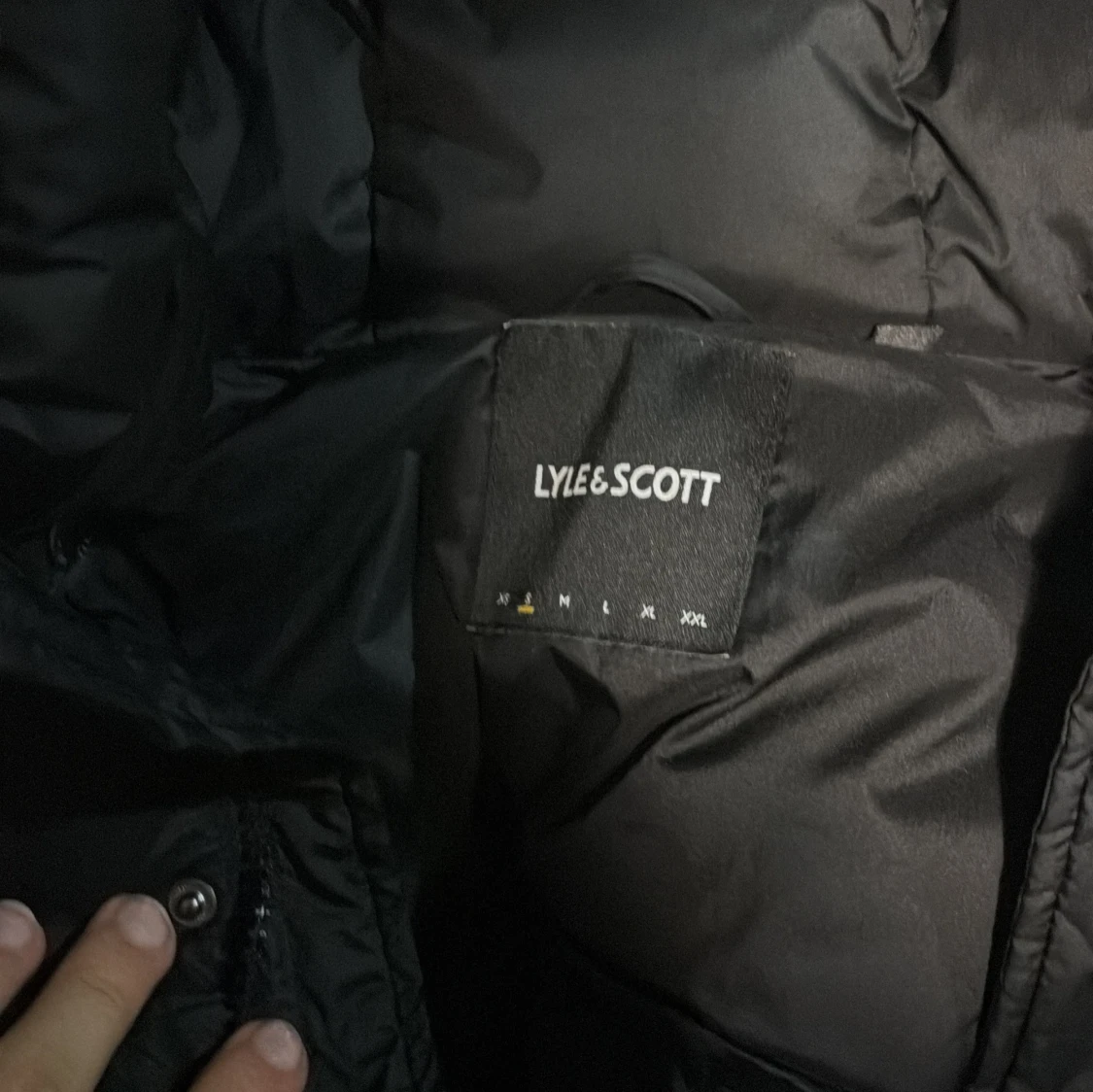 Svart pufferjacka från Lyle & Scott - 2