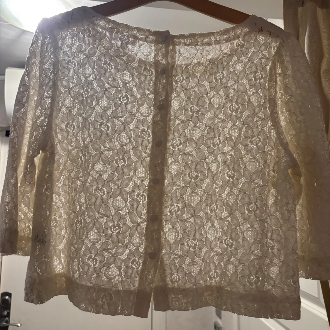 Vit spetsblus med blommönster - 1