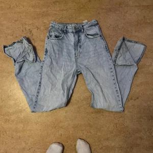 Straight split jeans från Bik Bok - Snygga ljusblå jeans från Bik Bok, modellen Straight Split. De har raka ben med rå kant nertill och klassisk femficksdesign. 