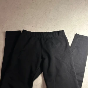 Svarta leggings  - Svarta leggings med elastisk midja och smal passform. Mjukt material som sitter skönt mot kroppen, perfekta för chill eller träning. Enkla att matcha med hoodies eller t-shirts för en avslappnad look. Skönt att ha som underställ när man åker skidor!🥰