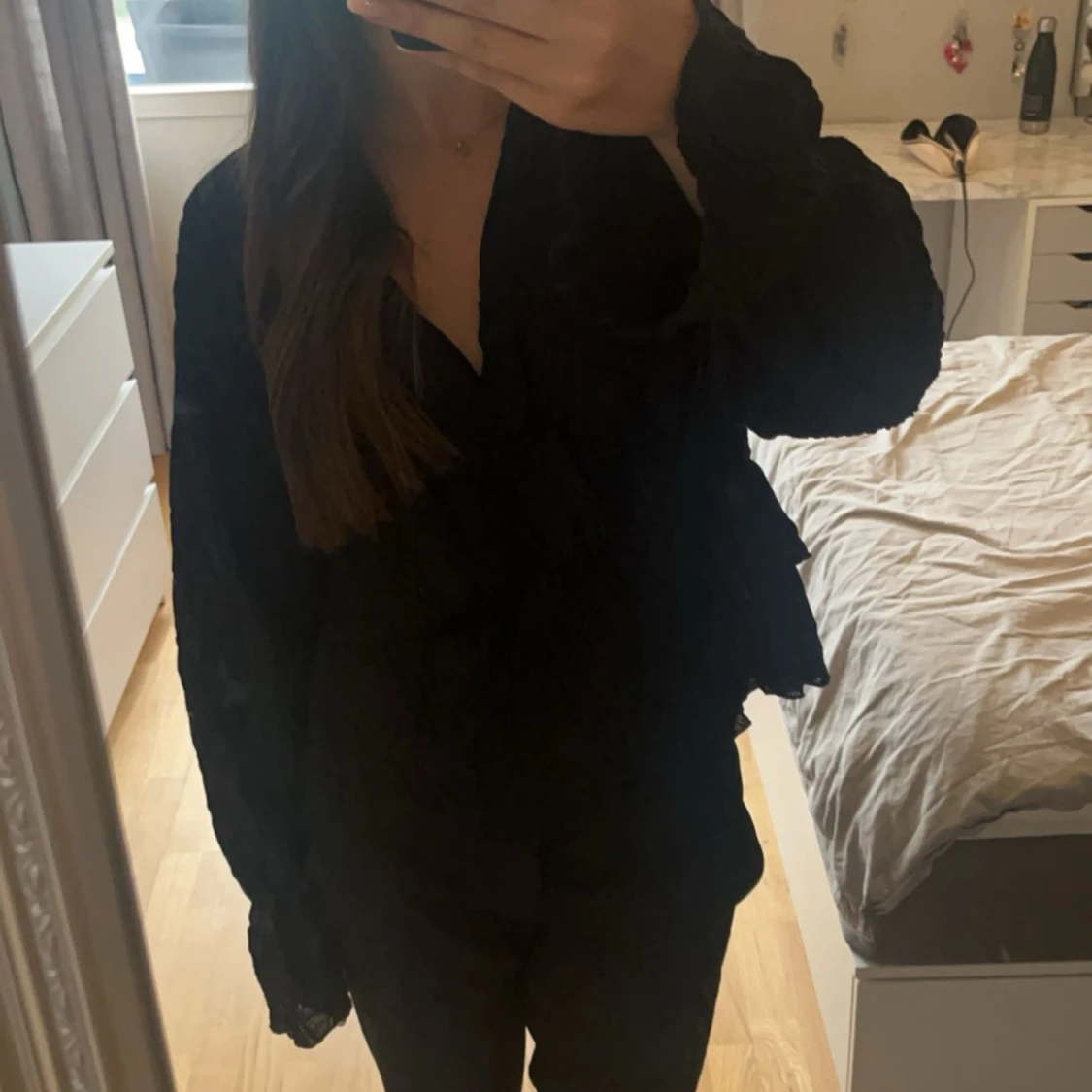 Svart blus med volang - 1