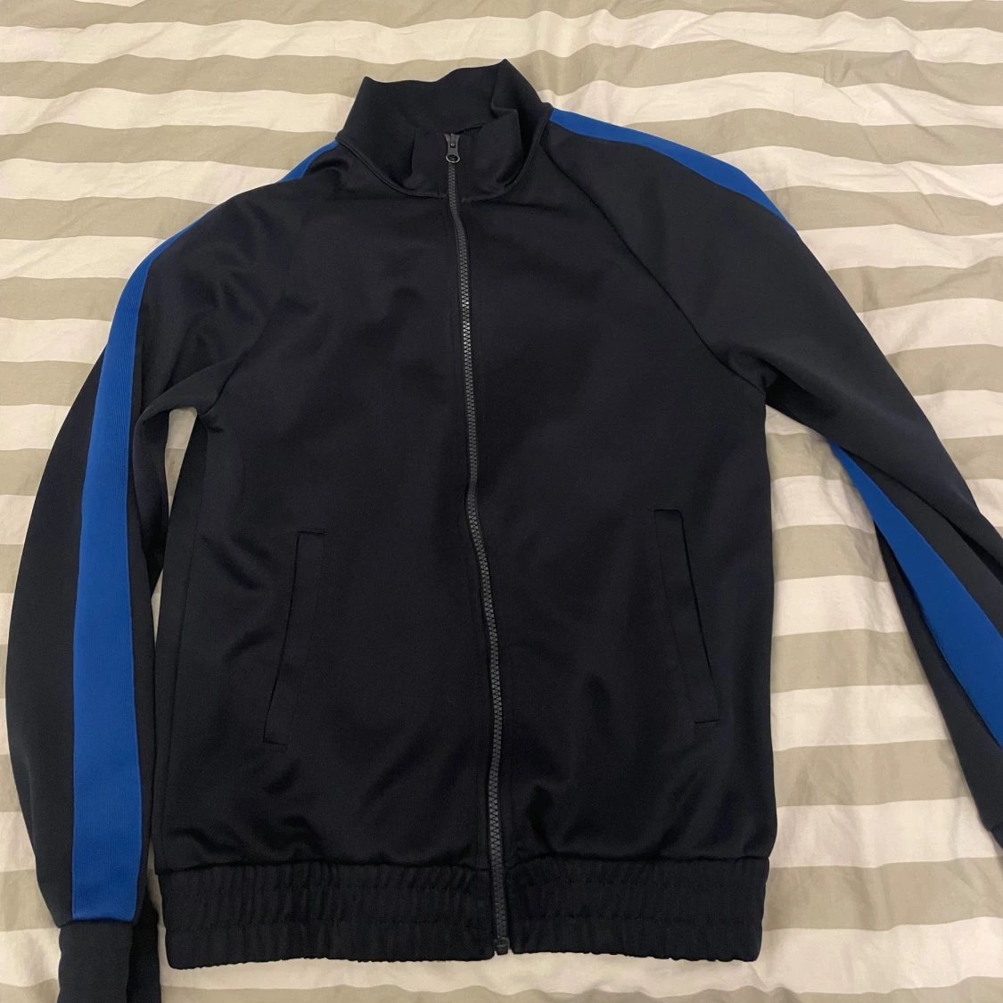 Svart/marineblå  och blå kofta med dragkedja - 1