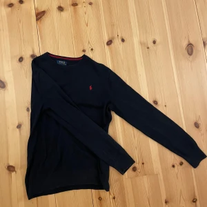 Ralph lauren stickad tröja - En riktigt snygg stickad Ralph lauren tröja i väldigt bra skick. Kommer sälja mycket till vintern så gå in och kolla i min profil, tveka inte med frågor! Storleken är XL ungdom passar xs-s
