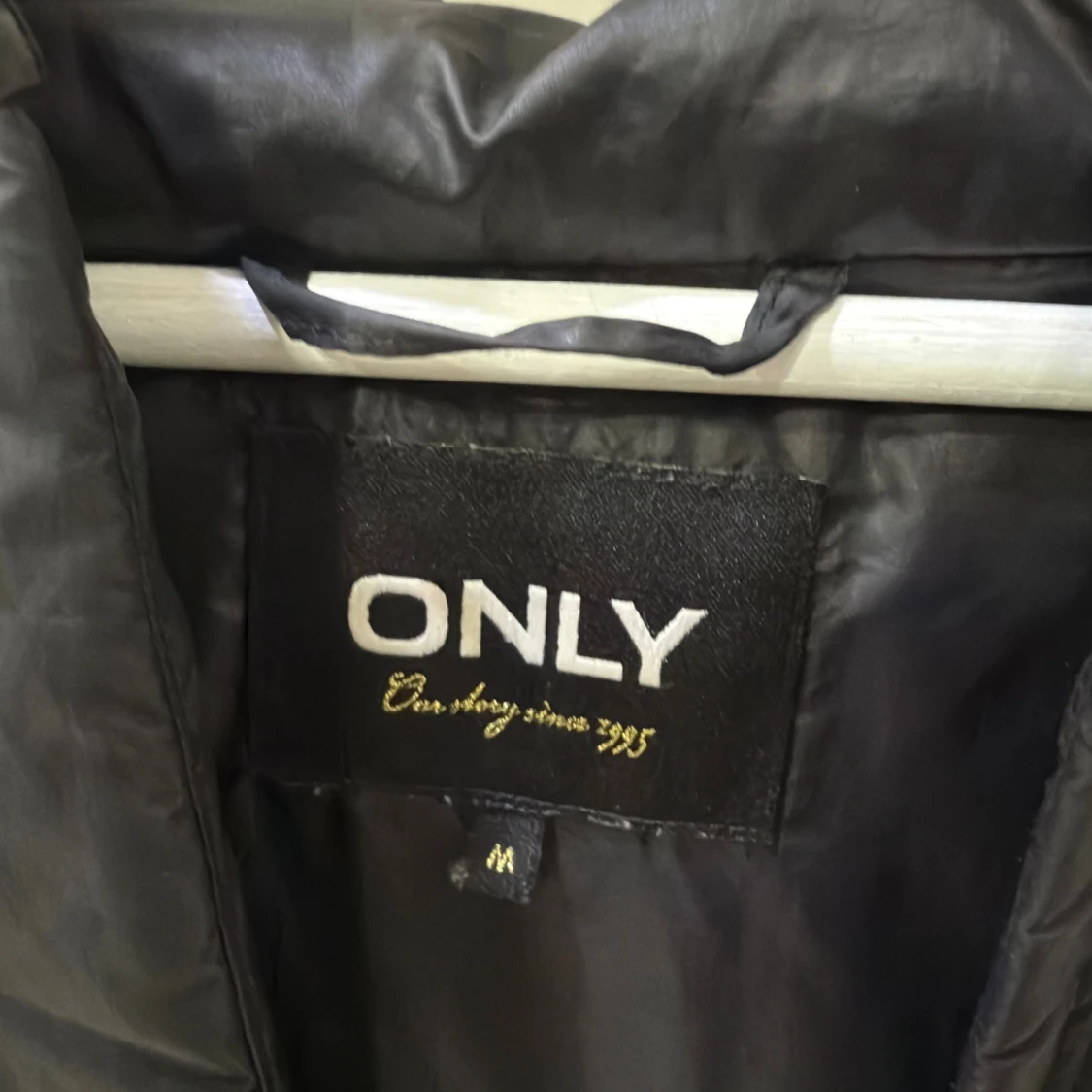 Svart quiltad dunväst från ONLY - 3