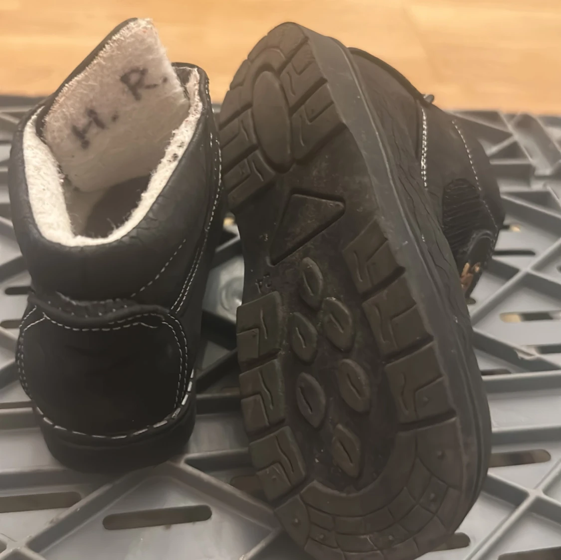 Svarta barnkängor med nallebrodyr - 2