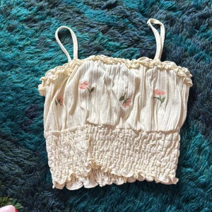 Super söt mag tröja i barn storlek  - Super fin mag tröja ( tror den är väldigt kort) 11-12/152 i barn storlek. Nästan aldrig använd . Söt med små blommor på